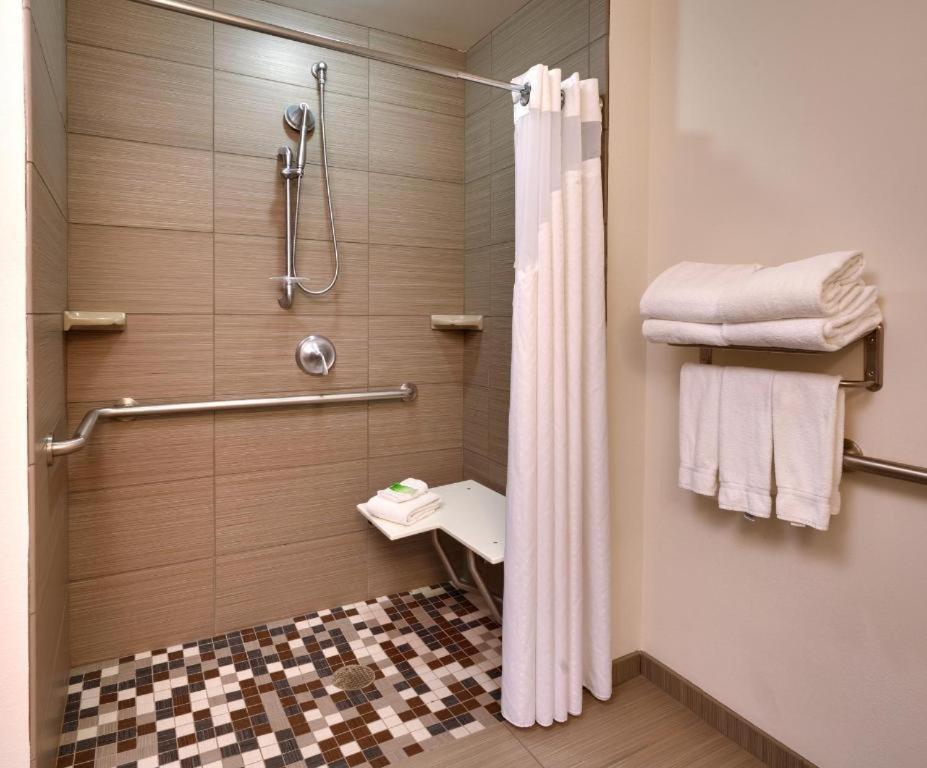 Holiday Inn Express & Suites Overland Park, An Ihg Hotel Екстер'єр фото